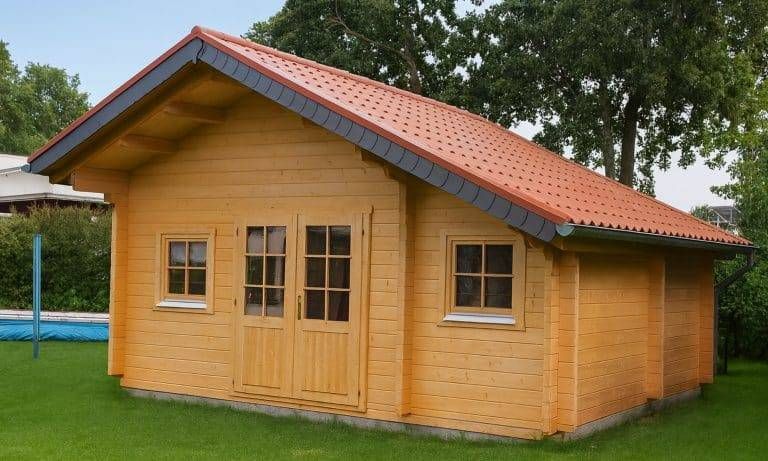 Ein kleines hölzernes Gartenhaus 24qm mit Schlafboden 