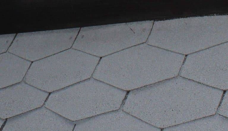 Schütze dein Blockhaus mit Bitumenschindeln - Straßenbelag