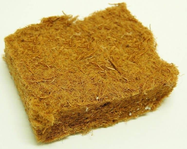 Ökologisch dämmen Ein ökologisches Stück braunes Material auf einer weißen Oberfläche.