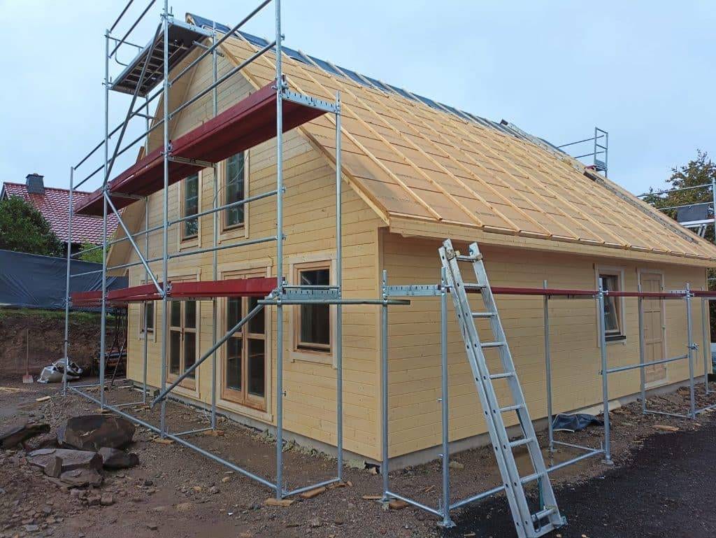 Ein Haus wird mit Gerüsten und Gerüsten gebaut.