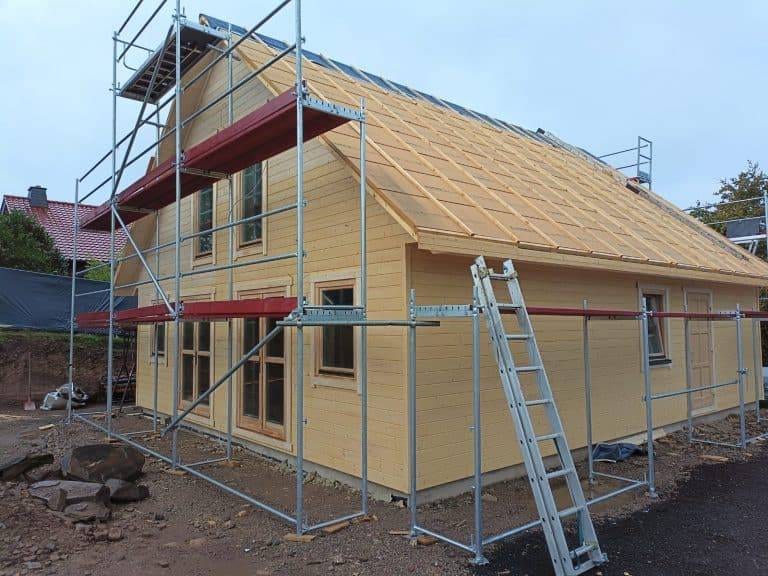 Ein Haus wird mit Gerüsten und Gerüsten gebaut.