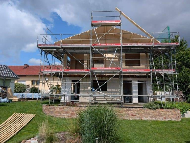 Neubau Nordland Premium Haus im Bau mit Gerüst. Hausbau-Projekt mit Werdermann Gerüstbau. Modernes Haus im Rohbau.